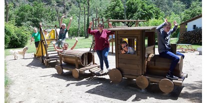 Reisemobilstellplatz - Wohnwagen erlaubt - Frankreich - Spielplatz aus Holz - Camping Le Viaduc