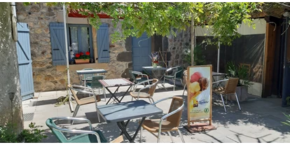 Reisemobilstellplatz - Umgebungsschwerpunkt: Fluss - La Voulte-sur-Rhône - das Restaurant und die Terrasse - Camping Le Viaduc