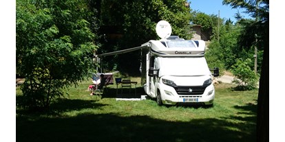 Motorhome parking space - WLAN: nur um die Rezeption vorhanden - Ardèche - grosse Stellplätze für Wohnmobil - Camping Le Viaduc