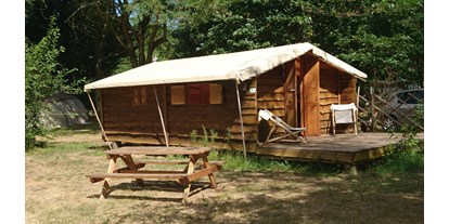 Motorhome parking space - Stromanschluss - France - die Trapperhütte für 4 Personen - Camping Le Viaduc