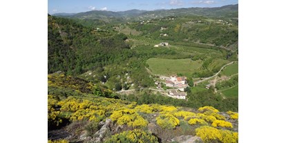 Reisemobilstellplatz - Umgebungsschwerpunkt: am Land - Ardèche - der Campingplatz, vom Berg der drei Kreuzen aus gesehen - Camping Le Viaduc