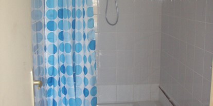 Reisemobilstellplatz - Frischwasserversorgung - Frankreich - Toilet and shower room - Camping Le Clos Castel