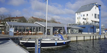 Reisemobilstellplatz - Duschen - Groß Wittensee - Blick auf Eiscafé und maritimen Shop - Stellplatz am Schleswiger Stadthafen