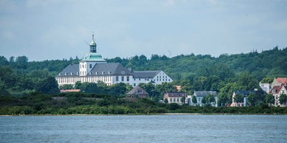 Motorhome parking space - Badestrand - Eckernförde - Schloss Gottorf ist nur eine der vielen Schleswiger Sehenswürdigkeiten - Stellplatz am Schleswiger Stadthafen