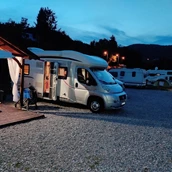 Espacio de estacionamiento para vehículos recreativos - Val-Travel  Mini Camp