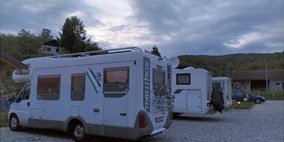 Place de parking pour camping-car - WLAN: am ganzen Platz vorhanden - Croatie centrale - Slavonie - Val-Travel  Mini Camp