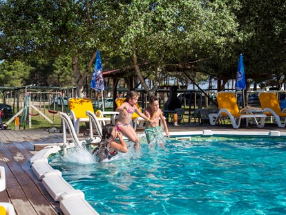 Motorhome parking space - Restaurant - Adria - Swimming pool - MCM Camping