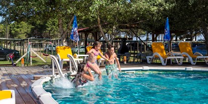 Reisemobilstellplatz - Bademöglichkeit für Hunde - Adria - Swimming pool - MCM Camping