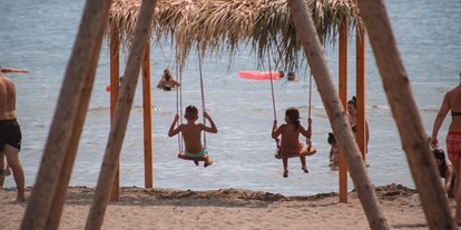 Reisemobilstellplatz - SUP Möglichkeit - Swing for children with sea view - MCM Camping