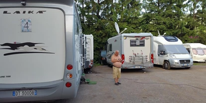 Place de parking pour camping-car - Wohnwagen erlaubt - Roumanie Est - Camping Aviator Busteni