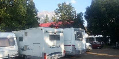 Plaza de aparcamiento para autocaravanas - Wintercamping - Rumania Este - Camping Aviator Busteni