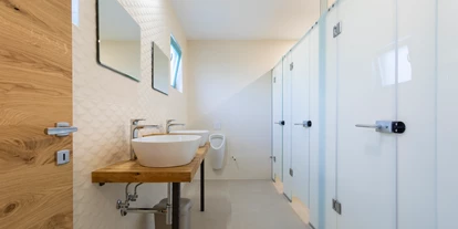 Reisemobilstellplatz - Entsorgung Toilettenkassette - Kojsko - There are 2 men's and 2 women's toilets and 4 showers.  - Kamp Brda, Camping & Rooms