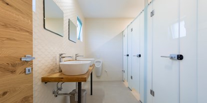 Reisemobilstellplatz - Solkan - There are 2 men's and 2 women's toilets and 4 showers.  - Kamp Brda, Camping & Rooms