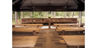 Reisemobilstellplatz - SUP Möglichkeit - Common area with open kitchen and reception - Forest Camping Mozirje
