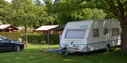 Motorhome parking space - Stromanschluss - Saint-Avit-de-Vialard - Camping le Chateau