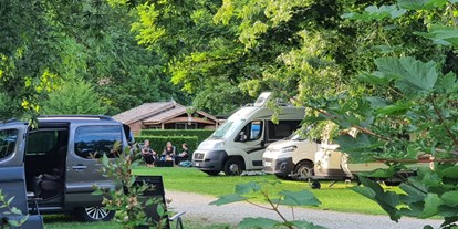 Motorhome parking space - Duschen - Auvergne - Camping le Chateau