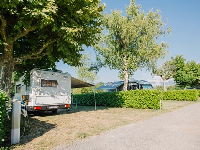 Reisemobilstellplatz - Wohnwagen erlaubt - Chabeuil - Schattige Plätze am Fluss mit Blick auf das Vercorsgebirge - Camping Côté Vercors