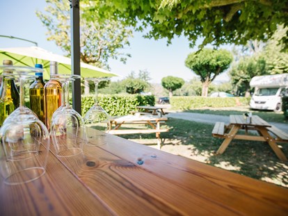 Motorhome parking space - Drôme - Während der Saison gibt es jeden Freitag eine kostenlose Weinprobe an unserer Bar - Camping Côté Vercors