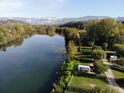 Reisemobilstellplatz - Rhône-Alpes - Lage unserer Stellplätze teilweise am Fluß, indem man auch herrlich schwimmen kann, Kanu fahren oder angeln kann. 
Zugang direkt durch ein kleines Törchen vom Platz aus. - Camping Côté Vercors