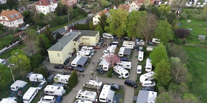 Motorhome parking space - WLAN: am ganzen Platz vorhanden - Prag - Dolni Chabry - Camp Sokol Troja