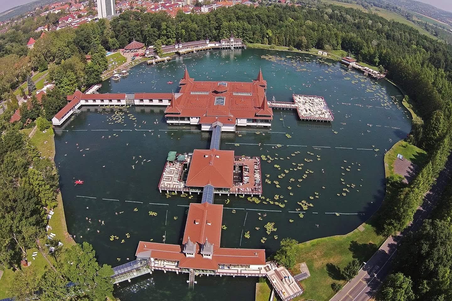 área de autocaravanas - Hévízer Thermalsee - Castrum Camping Hévíz