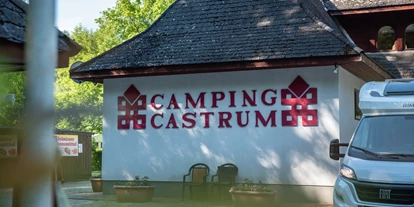 Plaza de aparcamiento para autocaravanas - Badestrand - Balatongyörök - Castrum Camping - Castrum Camping Hévíz