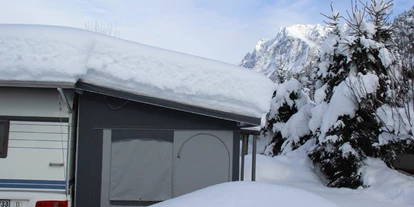 Motorhome parking space - WLAN: am ganzen Platz vorhanden - Tyrol - Camping Biberhof im Winter - Stellplatz am Camping Biberhof