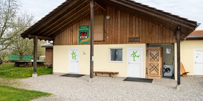 Reisemobilstellplatz - Spielplatz - Hagnau am Bodensee - Manser – Ferien beim Bauer in Winden; Sanitärgebäude Aussenansicht - Manser – Ferien beim Bauer