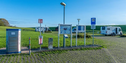 Plaza de aparcamiento para autocaravanas - Entsorgung Toilettenkassette - Glückstadt - San-Station - Stellplatz am Elbdeich