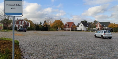Plaza de aparcamiento para autocaravanas - Hunde erlaubt: Hunde erlaubt - Glückstadt - Wohnmobilplatz "Markt" St. Michaelisdonn