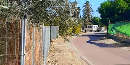 Motorhome parking space - Hunde erlaubt: Hunde erlaubt - Torrevieja - Straße nach Santa Pola zu den Stränden.  - Campo am Mittelmeer  bei SANTA POLA 