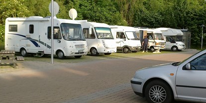 Motorhome parking space - Lübeck - 5 Stellplätze mit 
Sani-Station. Platz nach Verfügbarkeit, keine Reservierungen. Während Stadtfesten auf dem Karpfenplatz ist keine Nutzung möglich.  - Wohnmobilstellplatz auf dem Karpfenplatz