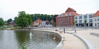 Reisemobilstellplatz - Umgebungsschwerpunkt: Stadt - Lübeck - Seepromenade beim Karpfenplatz. Rundweg um den Herrenteich, Dauer zu Fuß ca. 1,5 h.  - Wohnmobilstellplatz auf dem Karpfenplatz