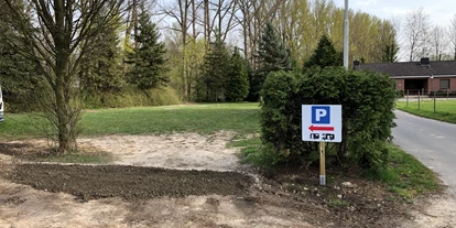 Motorhome parking space - Wolfsburg - Einfahrt zum Stellplatz - Privat geführter Schotter-/Rasenplatz eingebetteten Bäumen in Braunschweig
