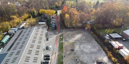 Reisemobilstellplatz - Radweg - Schwülper - Den Roten Pfeilen folgen - Privat geführter Schotter-/Rasenplatz eingebetteten Bäumen in Braunschweig