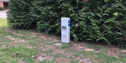 Reisemobilstellplatz - Entsorgung Toilettenkassette - Niedersachsen - Wer Strom braucht - Privat geführter Schotter-/Rasenplatz eingebetteten Bäumen in Braunschweig