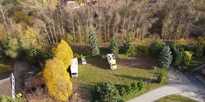 Reisemobilstellplatz - PLZ 38122 (Deutschland) - Die Wiese von oben  - Privat geführter Schotter-/Rasenplatz eingebetteten Bäumen in Braunschweig