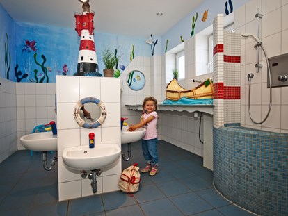 Reisemobilstellplatz - Entsorgung Toilettenkassette - Phantasievolles Kindersanitär - Wohnmobilpark Ostseeblick