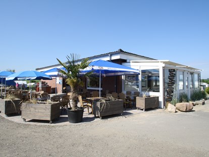 Reisemobilstellplatz - Umgebungsschwerpunkt: Strand - SB-Shop und Restaurant mit Sonnenterrasse - Wohnmobilpark Ostseeblick