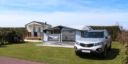 Reisemobilstellplatz - Umgebungsschwerpunkt: Meer - Trévières - Premium Stelle mit Privatbadezimmer (Dusche, Waschbecken, WC) - Camping Le Cormoran