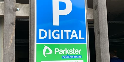 Place de parking pour camping-car - Grauwasserentsorgung - Außernzell - Bezahlt wird einfach per App - Reisemobilstellplatz Parkdeck Ilzbrücke