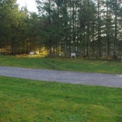 Parkeerplaats voor campers - Fläche auf Grass, Fahrsteifen unterstützt mit Beton - Parkplatz Vendelbo Vans