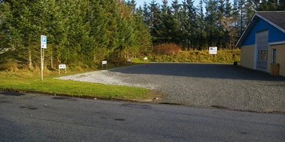 Parkeerplaats voor camper - öffentliche Verkehrsmittel - Sindal Kommune - Fläche auf Schotter auf Sonnenseite - Parkplatz Vendelbo Vans