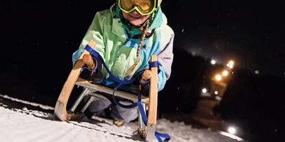 Reisemobilstellplatz - Spielplatz - Graubünden - Jeden Mittwoch- und Freitagabend findet das Nachtskifahren und -schlitteln statt - Camping RinerLodge