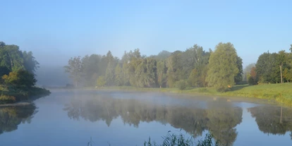 Parkeerplaats voor camper - Umgebungsschwerpunkt: Fluss - Letland - Blick vom Stellplatz auf den See - Mill of Zasa