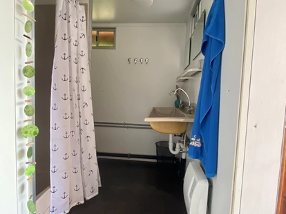 Posto auto camper - Umgebungsschwerpunkt: Berg - Savognin - Im WC Häuschen gibt es eine Toilette, Dusche und Waschtrog - Stellplatz in Tenna im Safiental