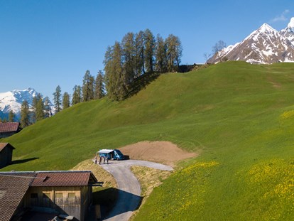 Motorhome parking space - Wohnwagen erlaubt - Graubünden - Das Camp bietet Platz für bis zu drei Wohnmobile - Stellplatz in Tenna im Safiental