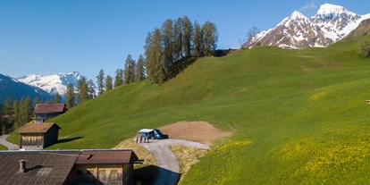 Reisemobilstellplatz - PLZ 7138 (Schweiz) - Das Camp bietet Platz für bis zu drei Wohnmobile - Stellplatz in Tenna im Safiental