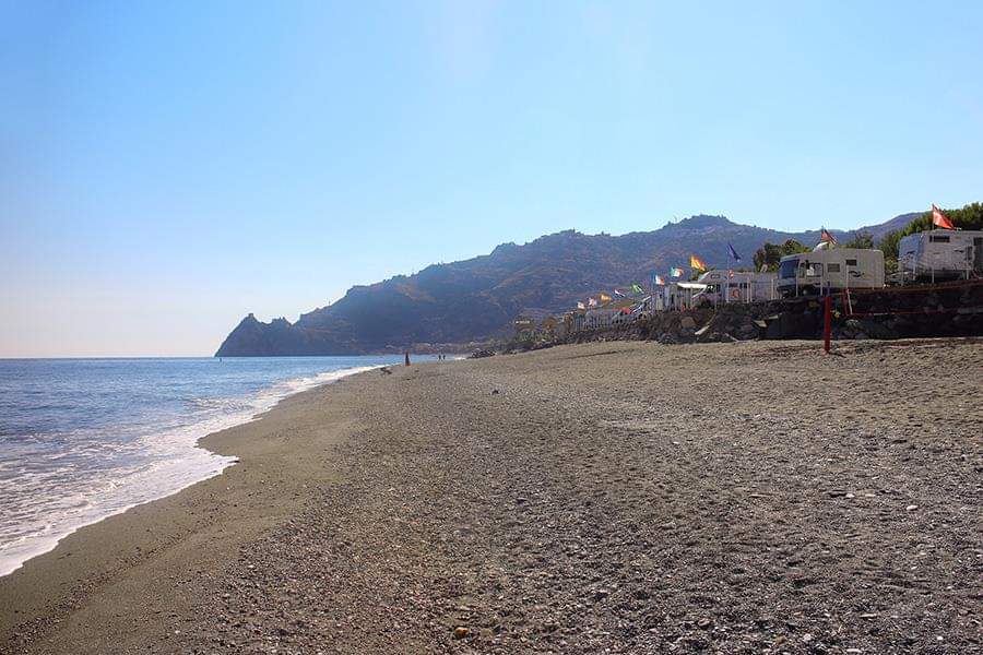 Wohnmobilstellplatz - Spiaggia con vista Capo Sant'Alessio e Piazzole fronte mare - Parco di Campeggio La Focetta Sicula