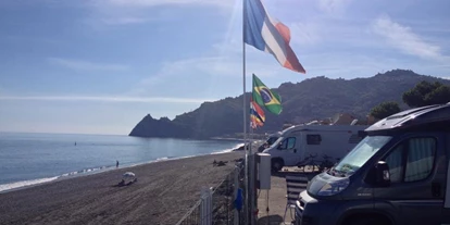 Plaza de aparcamiento para autocaravanas - Italia - Spiaggia con vista Capo Sant'Alessio e Piazzole fronte mare - Parco di Campeggio La Focetta Sicula